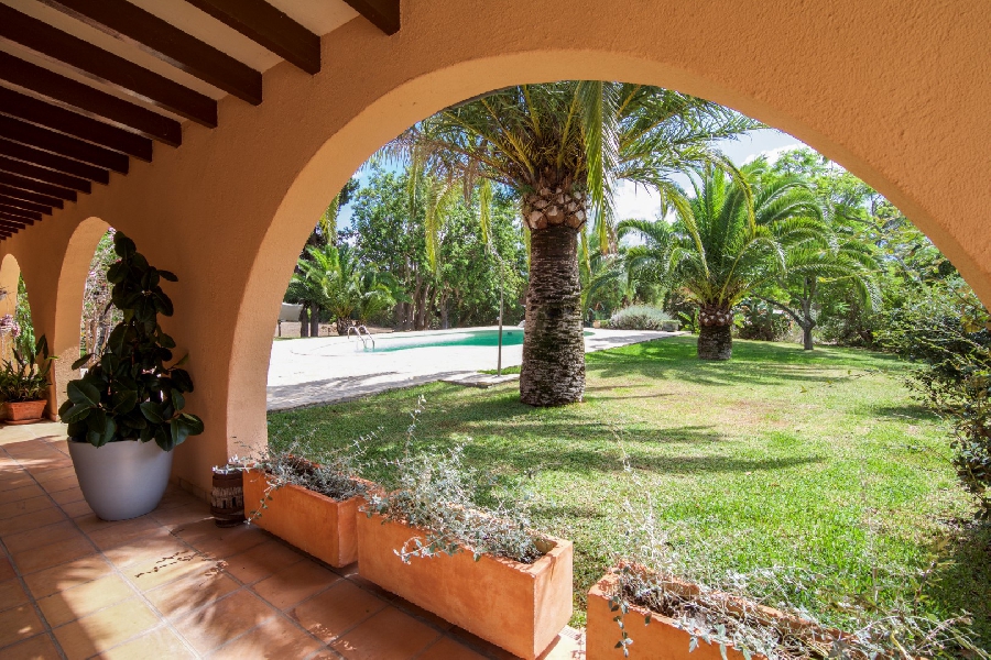 Amazing Country home with 2 guest houses, pool, private tennis court and a holiday rental license close to Palma