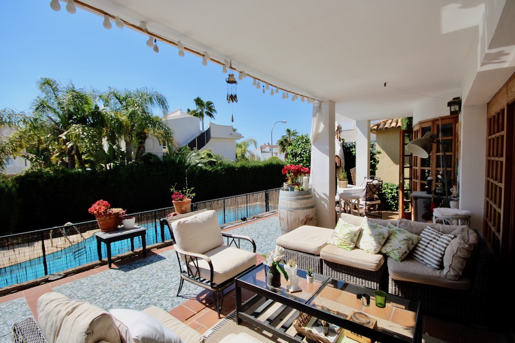 Palma - detached villa with communal pool and garden