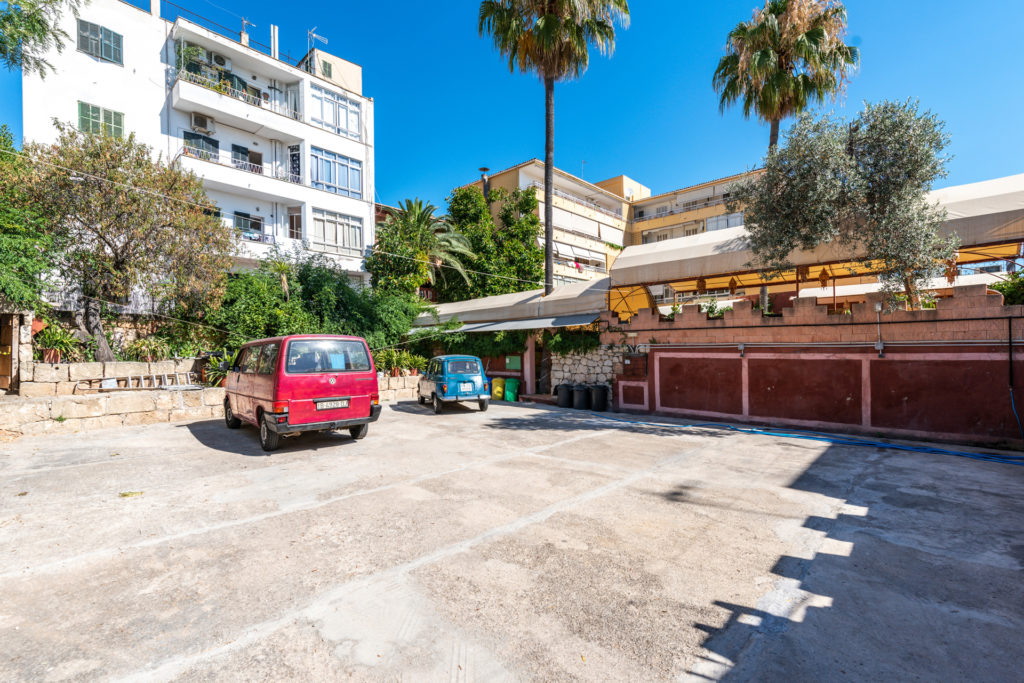 Investment opportunity: Semidetached townhouse with hotel and restaurant licence for sale in Palma. 